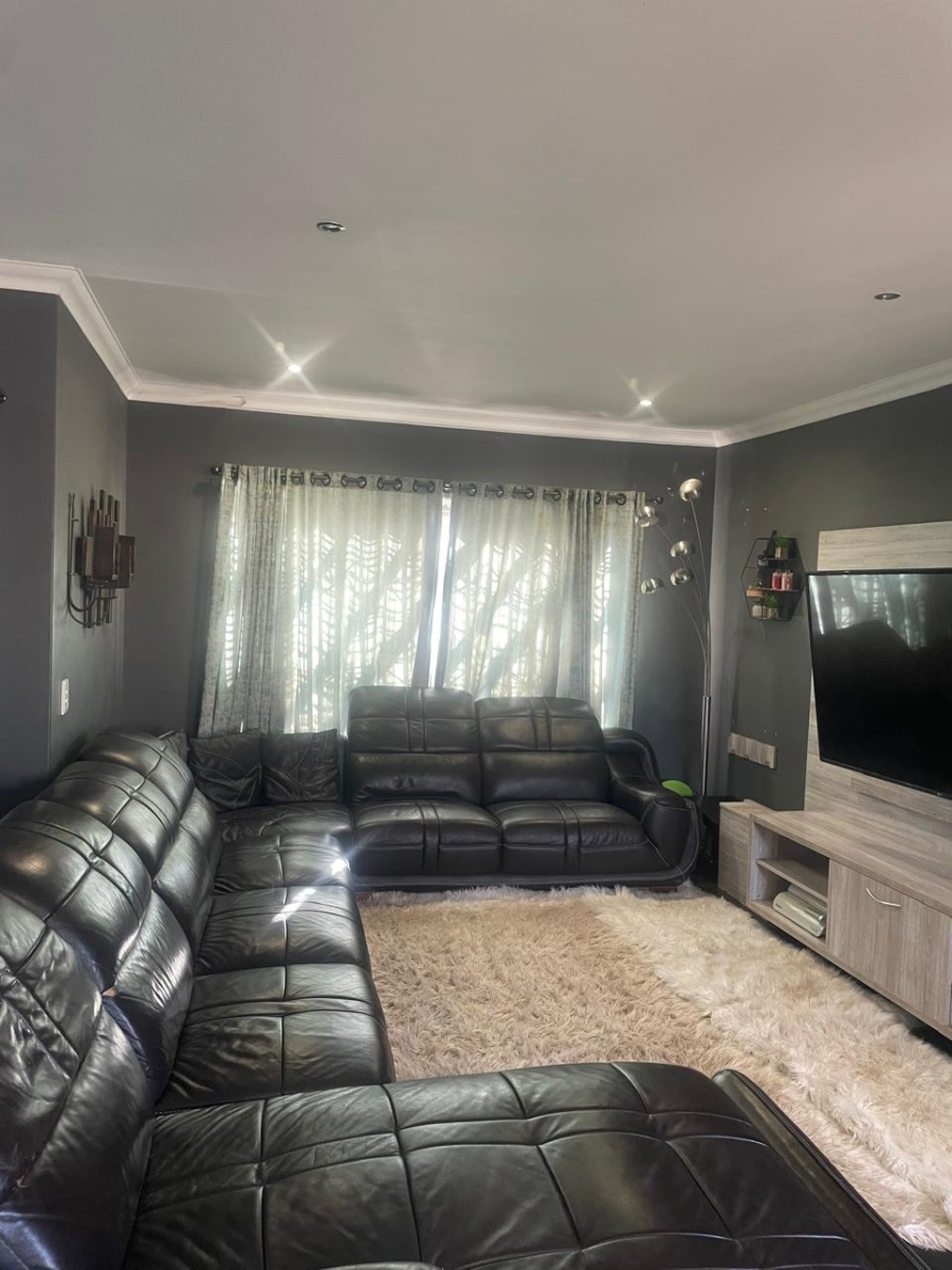 4 Bedroom Property for Sale in Gateway Manor North West